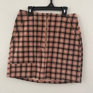 Plaid wild fable skirt. Zipper front. Size 6. Worn once.